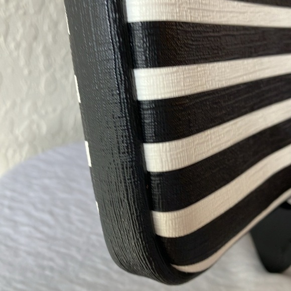 Kate Spade: Black/White Strip Computer Laptop Padded Zip Case/Sleeve - Picture 6 of 16